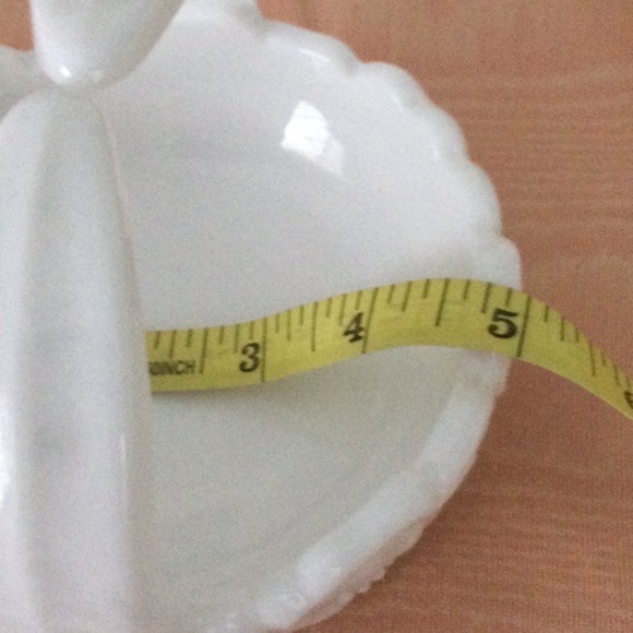 Vintage Milk Glass Basket with handle made in the 1970’s. - Picture 4 of 6